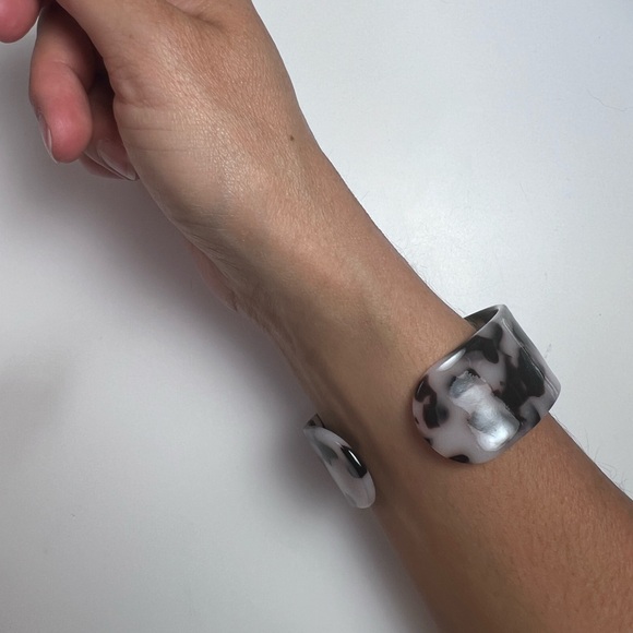 CJLA TORTOISE Cuff Bracelet - Resin Bracelet OS - Picture 7 of 10